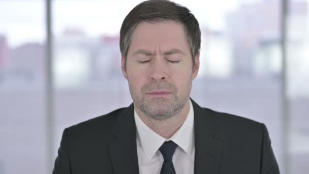 Porträt eines müden Geschäftsmannes mittleren Alters mit Kopfschmerzen — Stockvideo
