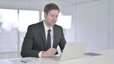 Laptop 'ta Başarı Kutlaması yapan Hırslı İş Adamı
