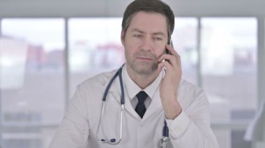 Ofiste Smartphone ile konuşan Orta Çağ Doktorunun Portresi 
