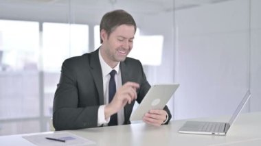 Orta Çağ İşadamı Ofisteki Tablette Video Sohbeti Yapıyor