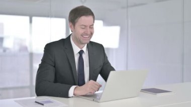 Neşeli Orta Çağ İşadamı Laptop 'ta Video Sohbeti yapıyor