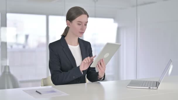 Jonge zakenvrouw doet Video Chat op Tablet in Office — Stockvideo