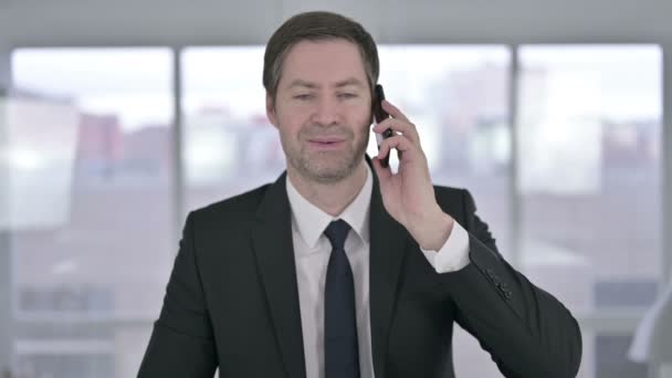 Moyen Age Homme d'affaires Parler sur Smartphone au bureau — Video