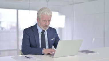 Odaklanmış Orta Çağ İşadamı Laptop üzerinde çalışıyor