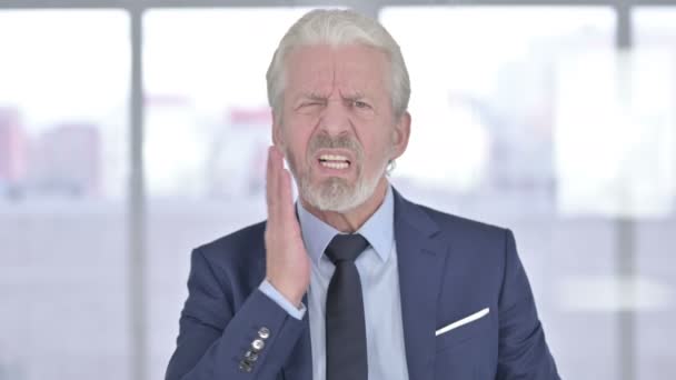 Portret van ongezonde oude senior zakenman met tandpijn — Stockvideo