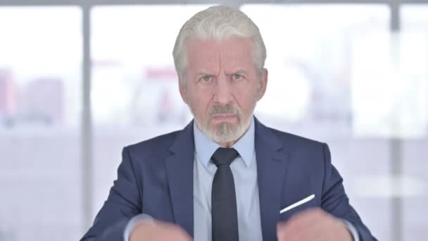 Portret van hardwerkende senior zakenman met hoofdpijn — Stockvideo