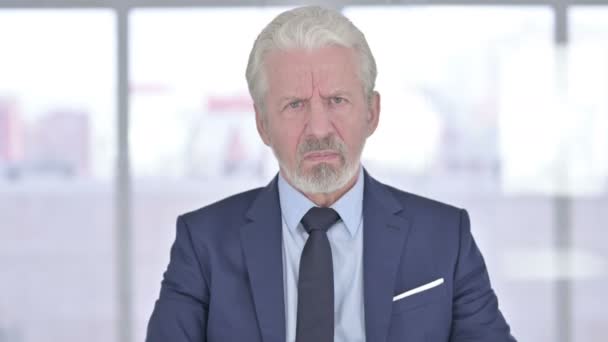 Portret van teleurgestelde oude zakenman reageert op mislukking — Stockvideo