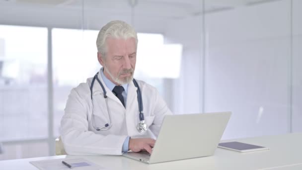 Cheerful Senior Old Doctor Pointing Finger at Camera — Stock Video