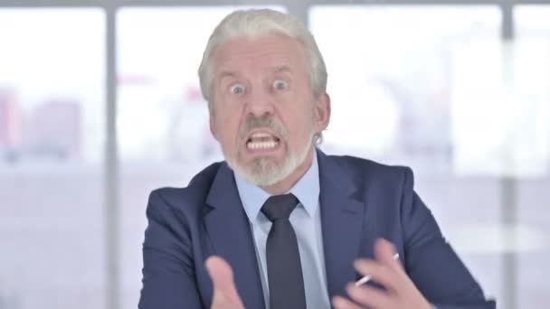 Portret van teleurgestelde senior oude zakenman krijgt boos — Stockvideo