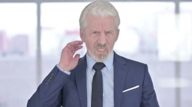 Stresli kıdemli iş adamının boyun ağrısı portresi.