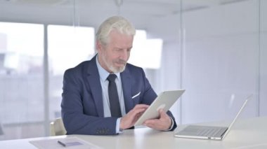 Ofiste Tablet kullanan çalışkan Orta Çağ İşadamı