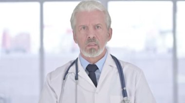 Ciddi Yaşlı Doktorun Portresi Video Sohbeti Yapıyor