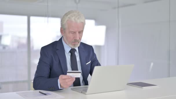 Focalisé Moyen Age Homme d'affaires effectuant le paiement en ligne sur ordinateur portable — Video