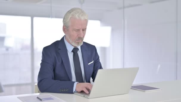 Atractivo hombre de negocios de mediana edad diciendo no por dedo en la oficina — Vídeos de Stock