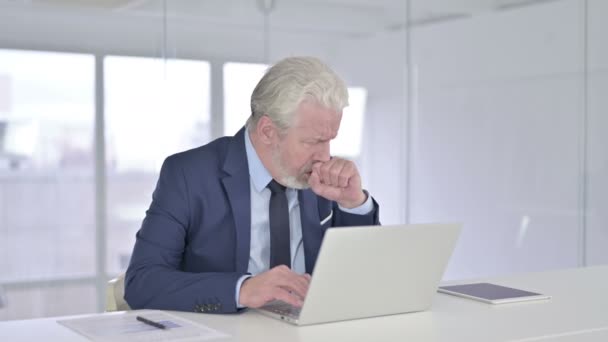 Zieke middelbare leeftijd Zakenman werkt op laptop en hoesten — Stockvideo