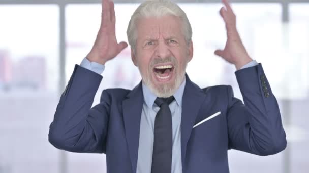 Portret van boze senior oude zakenman krijgt geschokt — Stockvideo