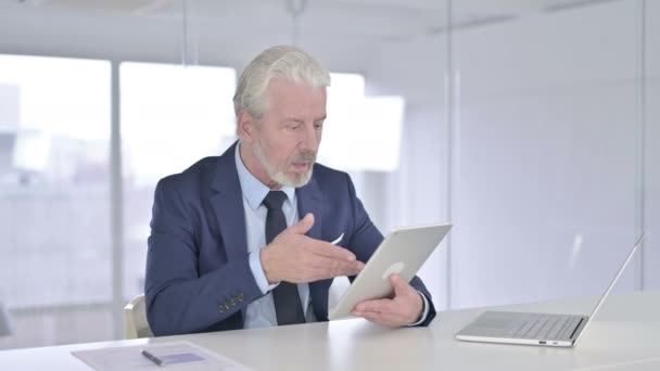 Empresario de mediana edad haciendo Video Chat en Tablet en Office — Vídeo de stock