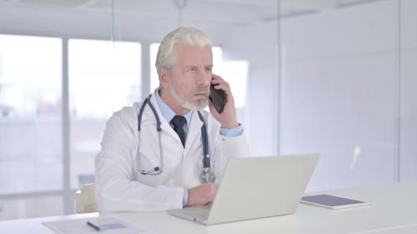 Happy Senior Old Doctor Falando no telefone inteligente — Vídeo de Stock