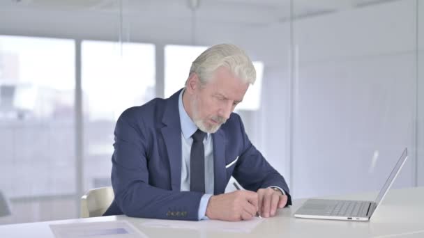 Разочарованный бизнесмен среднего возраста пытается писать на бумаге — стоковое видео