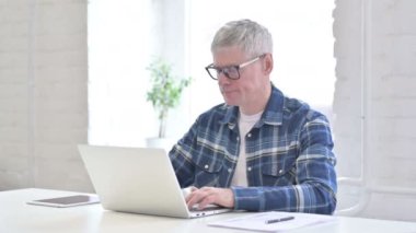 Çekici Orta Çağ Adamı Ayağa kalkıyor ve Gidiyor