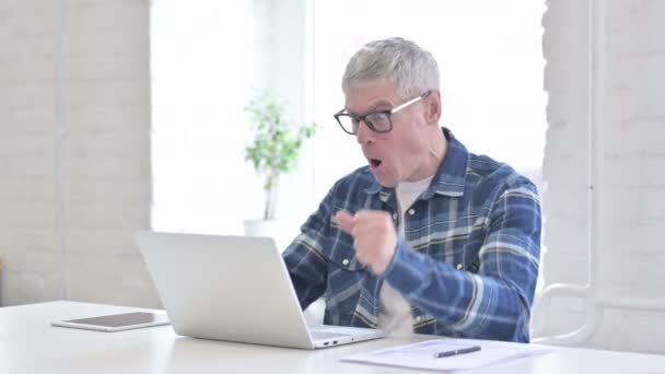 Амбициозный мужчина-дизайнер празднует успех на ноутбуке — стоковое видео