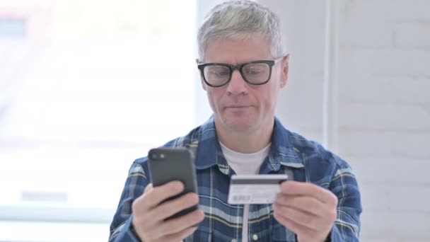 Retrato de Homem Casual de Idade Média fazendo Pagamento Online em Smartphone — Vídeo de Stock