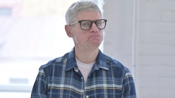 Porträt eines männlichen Designers mittleren Alters, der per Kopfschütteln Nein sagt — Stockvideo
