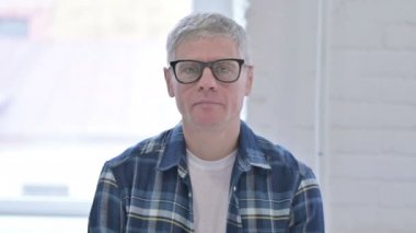 Neşeli Gündelik Orta Çağ Adamı 'nın Portresi Tamam İşareti