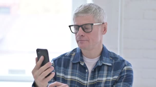 Retrato del alegre hombre de mediana edad casual usando Smartphone — Vídeos de Stock