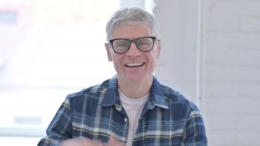 Neşeli Orta Çağ Adamı Alkışlamasının Portresi