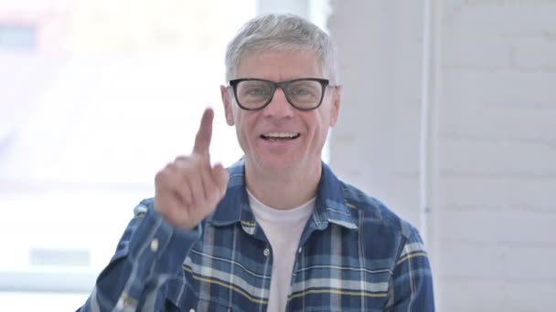 Porträt eines lässigen Mannes mittleren Alters, der mit dem Finger auf die Kamera zeigt — Stockvideo