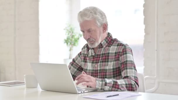 Törekvő férfi tervező ünnepli siker a laptopon — Stock videók