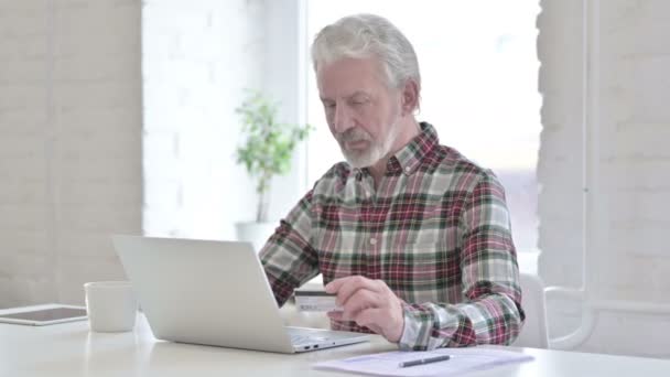 Fokussiert lässig alten Mann macht Online-Zahlung auf Laptop — Stockvideo