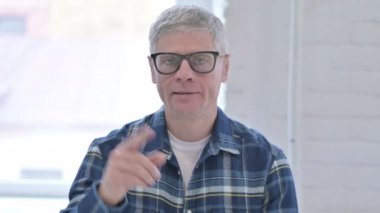 Orta Çağ Erkek Tasarımcısı 'nın Portresi Parmak İşareti ile Hayır