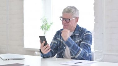 Hayal kırıklığına uğramış orta yaşlı adam Smartphone 'daki başarısızlığa tepki veriyor. 