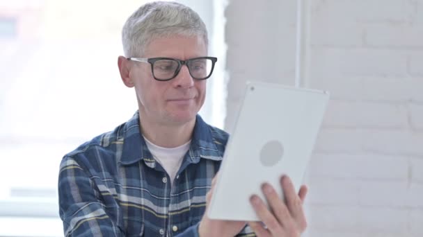 Porträt eines fröhlichen Mannes mittleren Alters mit Tablet — Stockvideo