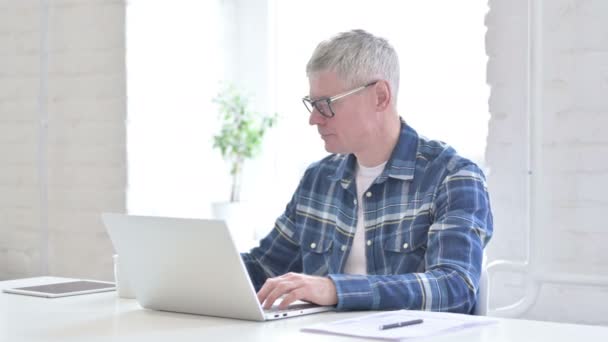 Hardwerkende casual middelbare leeftijd man drinken koffie en werken — Stockvideo