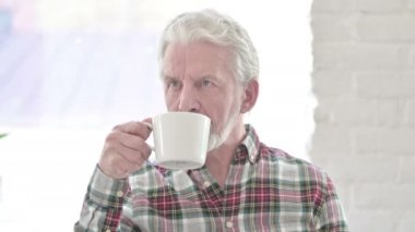 Sıradan bir ihtiyarın Kahve İçen Portresi 