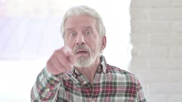 Portrét zvoucího starého návrháře ukazujícího prstem na fotoaparát — Stock video
