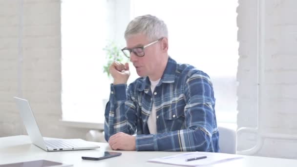 Fatigué Casual Moyen Age Homme faisant la sieste au bureau — Video