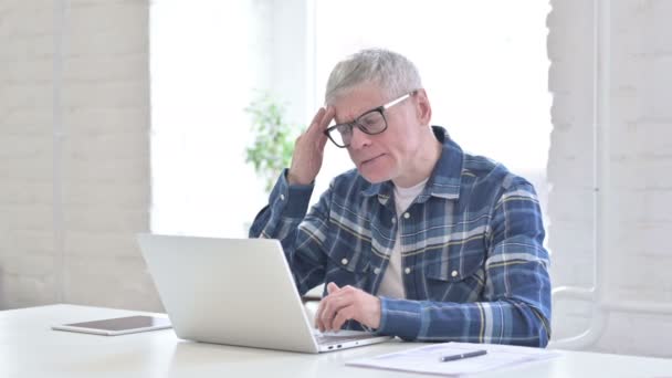 Fatigué Casual Moyen Age Homme ayant mal à la tête — Video