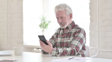 Smartphone 'da Gündelik Yaşlı Adam Başarısını Kutluyor 