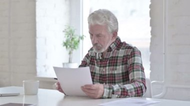 Ofiste Sıradan Yaşlı Adam Belgeleri Okuyor