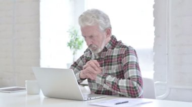 Sıradan Yaşlı Adam Bilgisayarda Düşünüyor ve Çalışıyor 