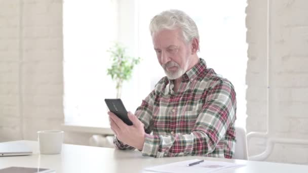 Casual Old Man firar framgång på Smartphone — Stockvideo