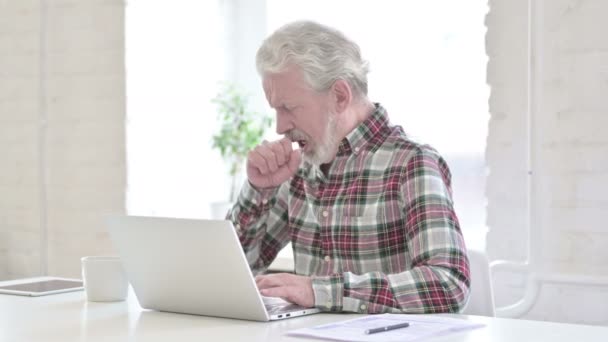 Zieke casual oude man hoesten in het kantoor — Stockvideo