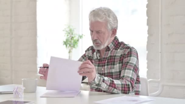 Déçu Casual vieil homme essayant d'écrire sur le papier — Video