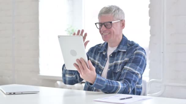 Nenucený muž středního věku dělá video chat na tabletu — Stock video