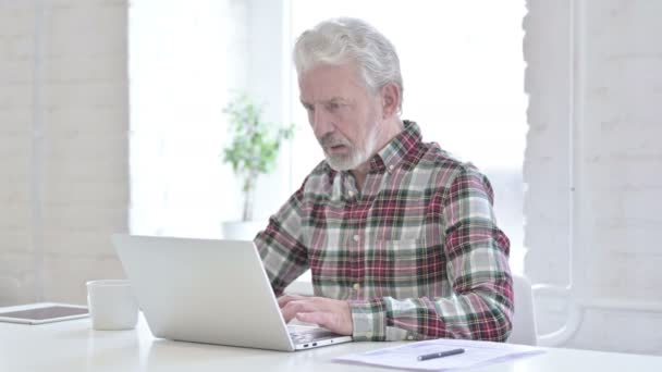 Casual oude man werkt op laptop — Stockvideo