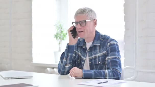 Komoly alkalmi középkorú férfi beszél okostelefonon — Stock videók